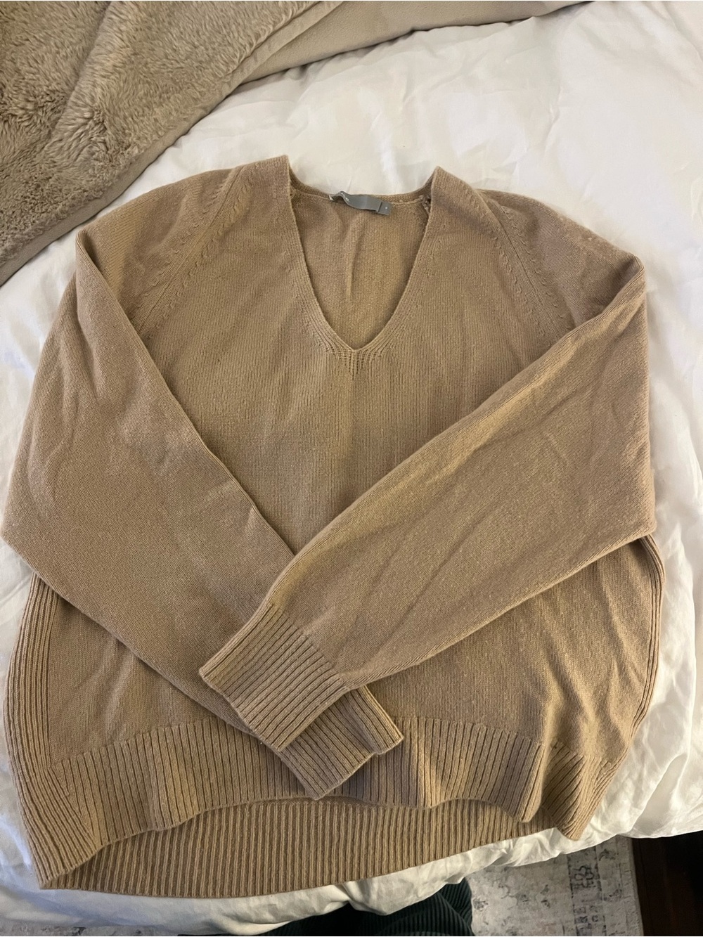 Vince Camel/Tan V-Neck Lightweight Knit Sweater 100% cashmere